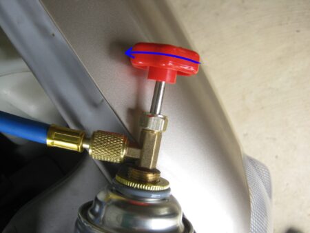 赤いハンドル を締め込んで ガス缶の蓋に穴を開けます。