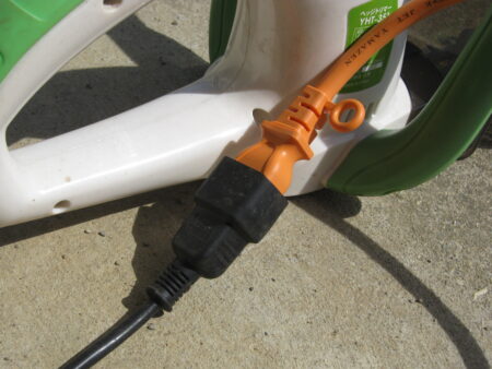 購入した延長コードを山善の電源コード式ヘッジトリマーのオスに挿してみました。