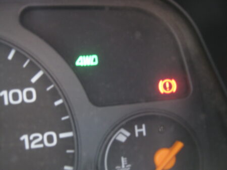 サンバーTT2の4WDが入らなくなったのでソレノイドバルブ確認 8 サンバーTT2の4WD切り替えスイッチを押すと4WDランプが点きました。