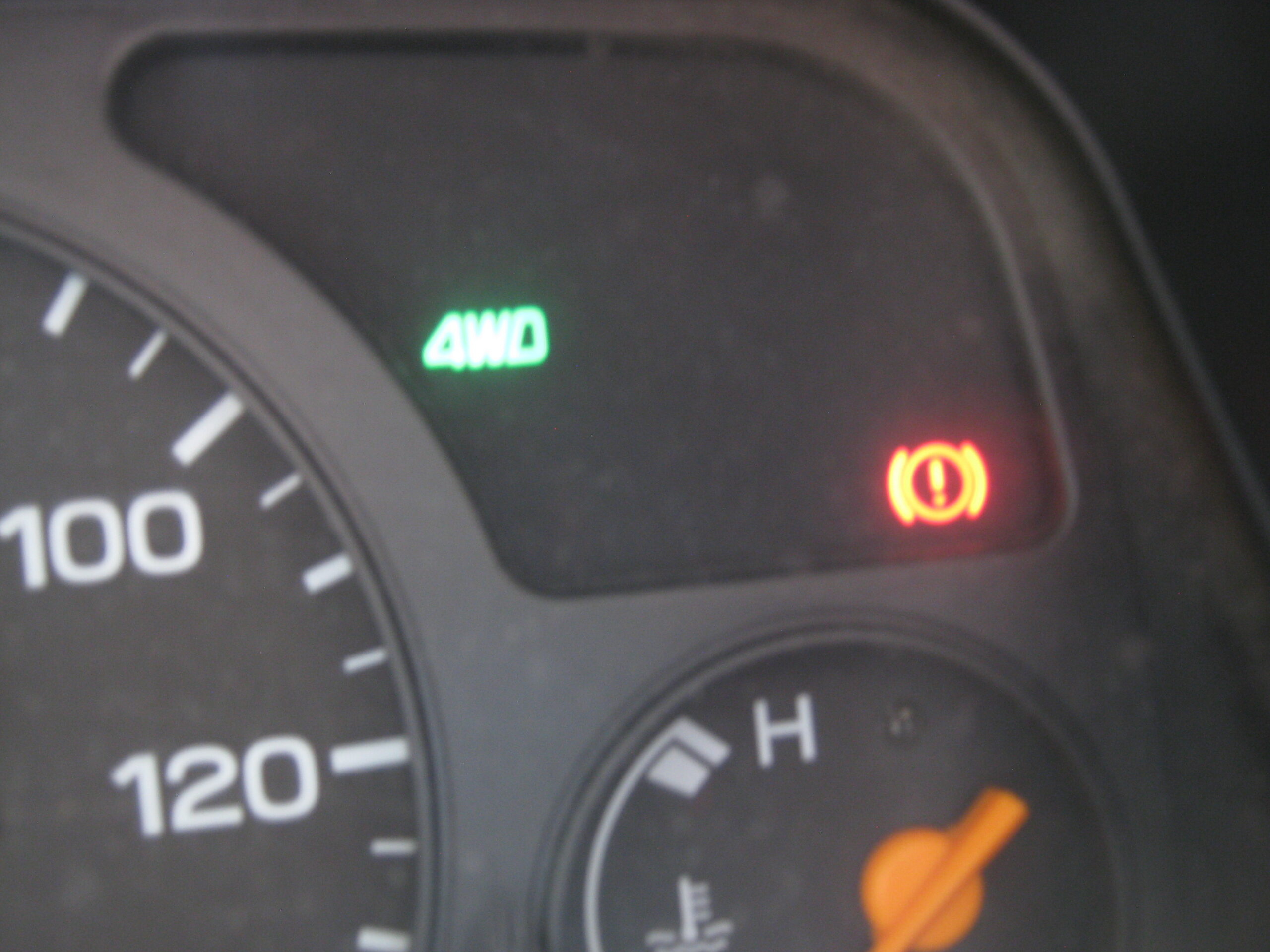 サンバーTT2の4WD切り替えスイッチを押すと4WDランプが点きました。