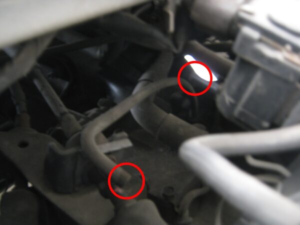 サンバーTT2の4WDが入らなくなったのでソレノイドバルブ確認 6 ホースが外れていたので差し込みました。