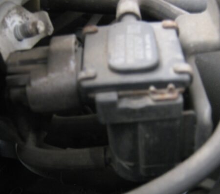 サンバーTT2の4WDが入らなくなったのでソレノイドバルブ確認 4 ソレノイドバルブが原因と思い確認しました。