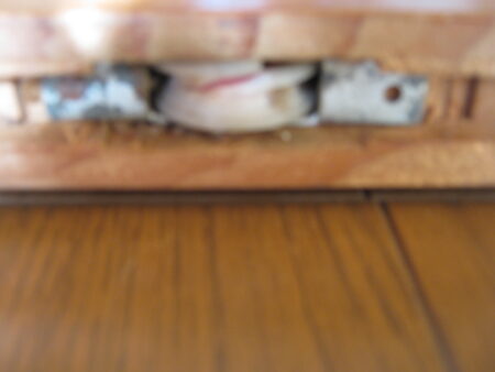 戸車が欠けて引き戸が固くなったので戸車の釘をマイナスドライバーで抜き交換しました。