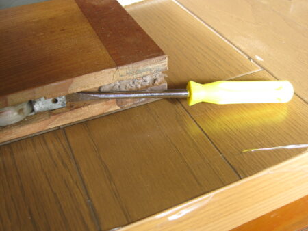 取付穴のところにマイナスドライバーを差し込みます。