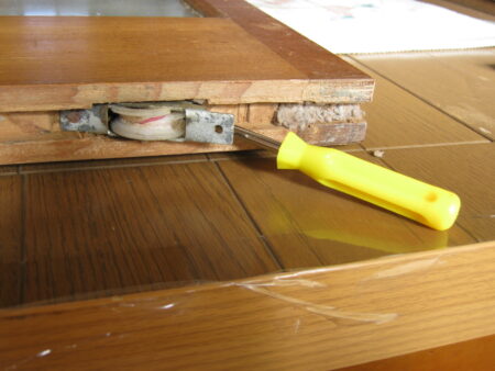 マイナスドライバーで取付穴を持ち上げます。