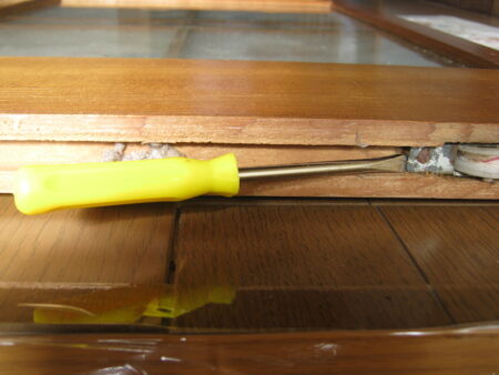 一方向からだと釘穴が大きくなるので反対側にマイナスドライバーを挿し持ち上げます。