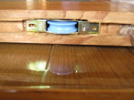 戸車をはめ込みます。