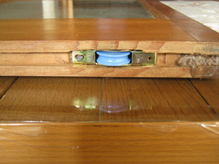 取り付け穴に釘を打ちます。