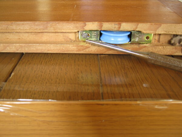 戸車の釘をマイナスドライバーで抜き交換 14 戸車の釘をマイナスドライバーで抜き交換