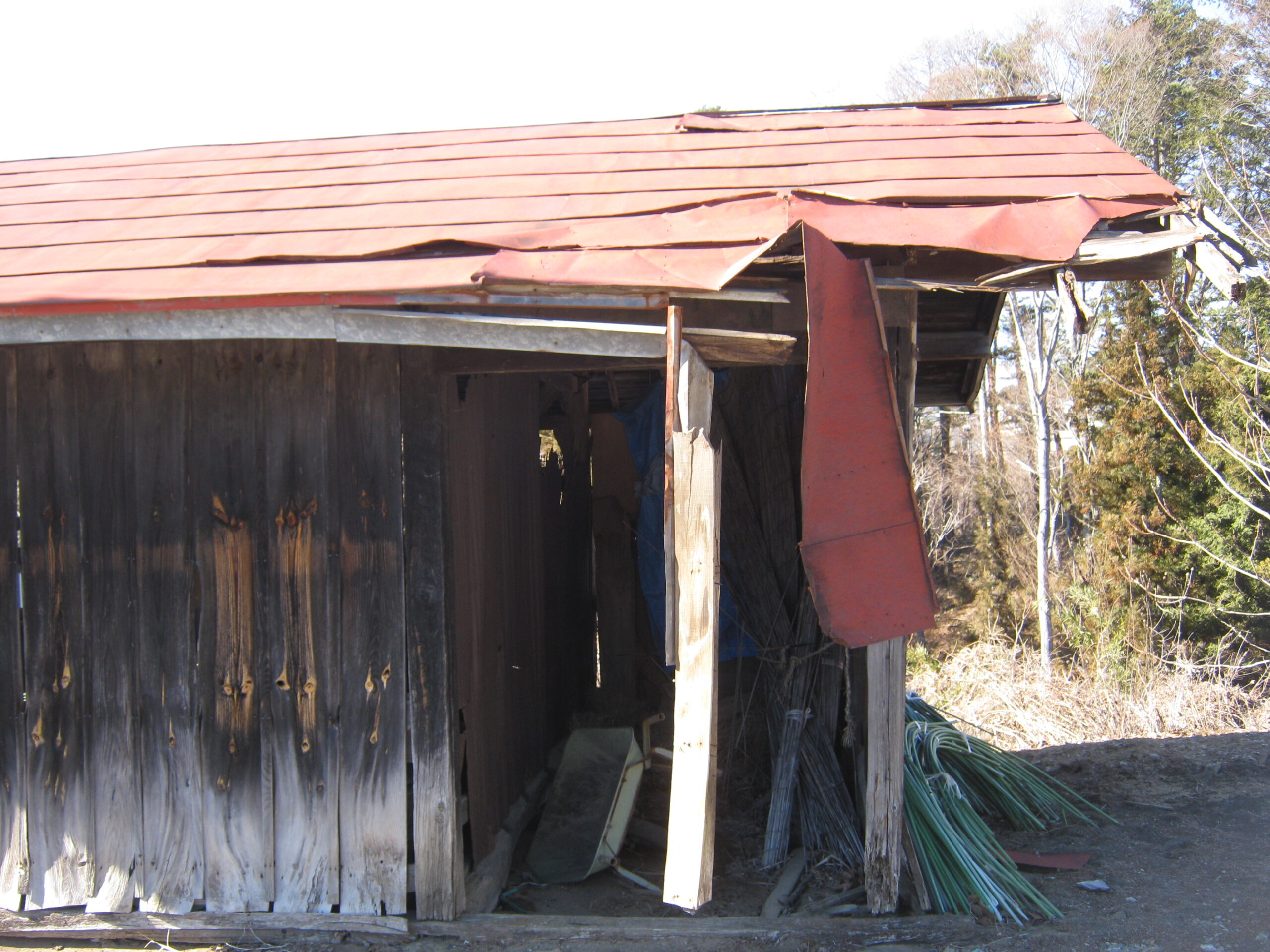 垂れ下がっているトタンを取り除きます。