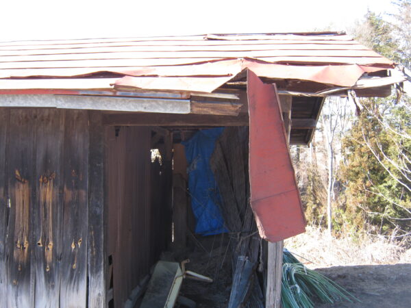 垂れ下がっているトタンを取り除きます。