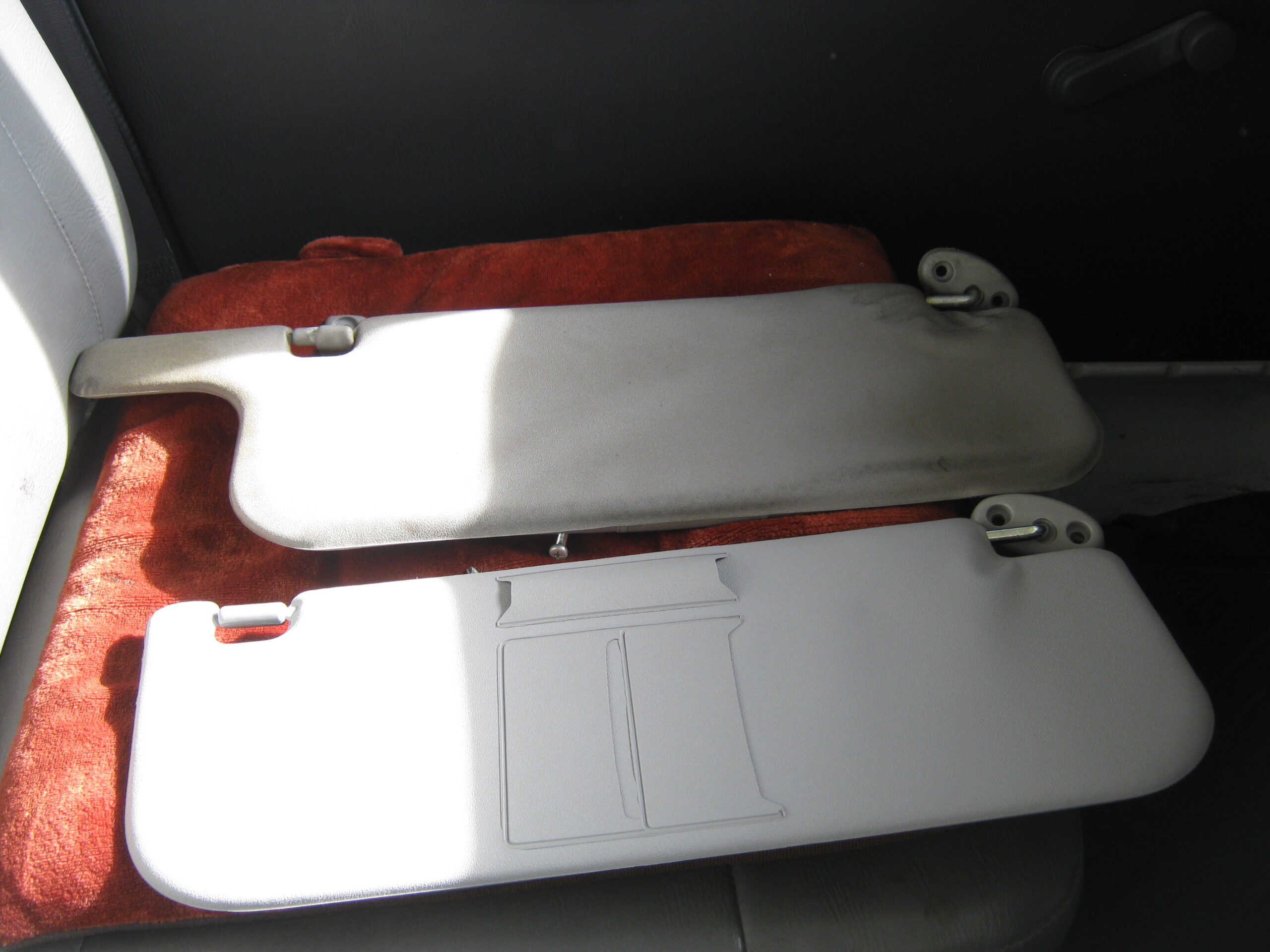 サンバーGD-TT2のサンバイザー右（運転席側）がダメになったので交換しました。