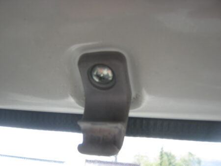 サンバイザーフックとネジは付いていないので古いものを使います。