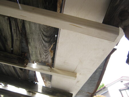 野地板（のじいた）を補強します。