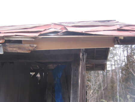 壊れた鼻隠しを補強します。