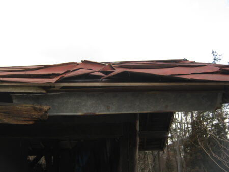 防水を期待して鼻隠しにトタンを打ち付けました。