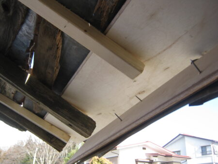 鼻隠しが垂木から抜けたのでl字金具で止めました 3 鼻隠しを垂木(たるき)に釘で止めてあるだけなので抜けました。