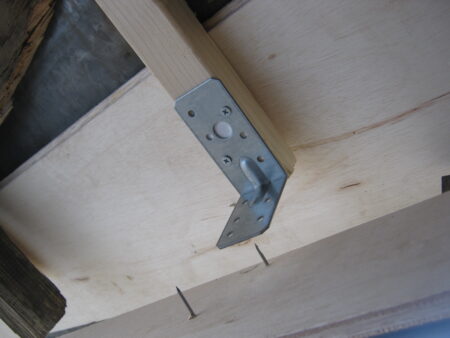 鼻隠しが垂木から抜けたのでl字金具で止めました 4 垂木にl字金具を止めます。