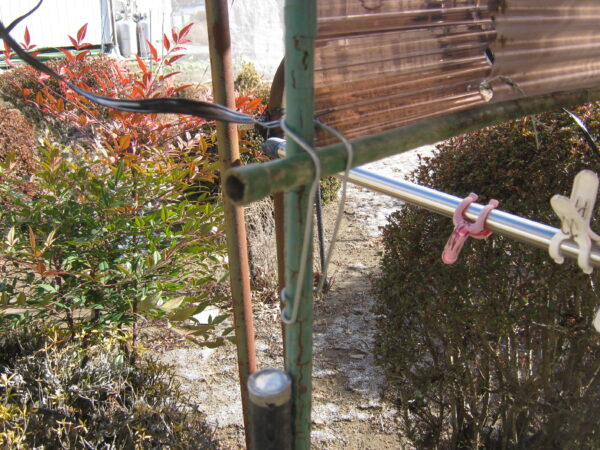 物干し竿の雨よけポリカーボネートを固定