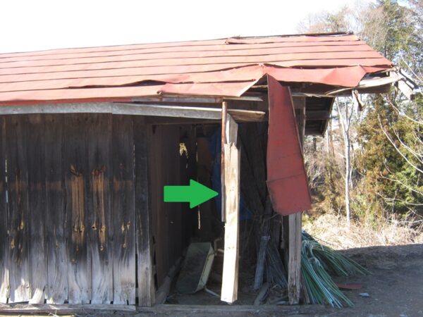 垂れ下がっているトタンを取り除きます。