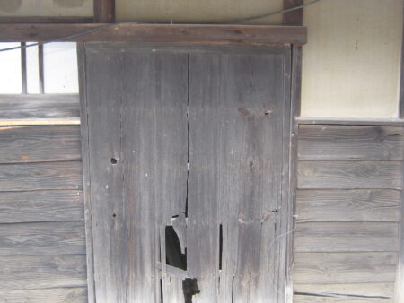 物置の引戸がダメになったので蝶番扉に変更しました。