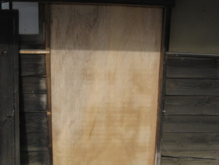 物置の引戸がダメになったので蝶番扉に変更 6 合板を枠に収まるように切り取ります。