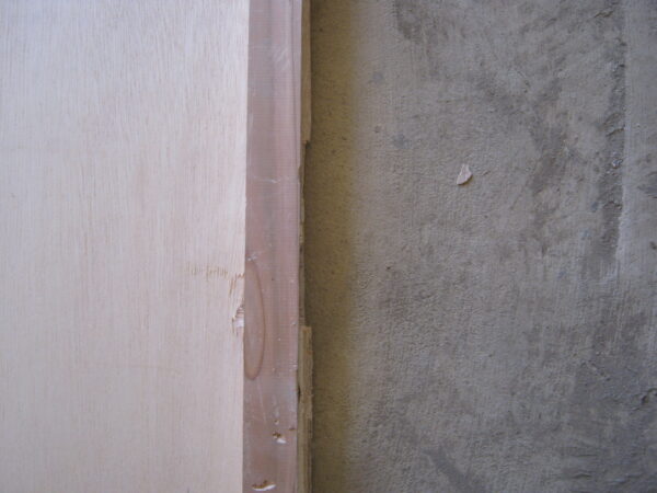 物置の引戸がダメになったので蝶番扉に変更 10 蝶番を付ける関係で角材をわずかに内側にずらした為、角材が長くなってしまいました。