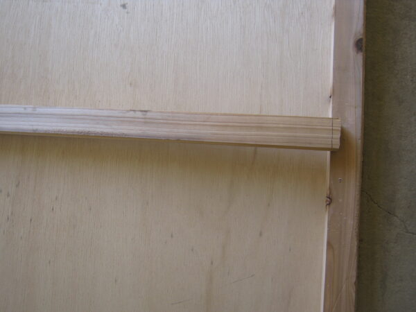 物置の引戸がダメになったので蝶番扉に変更 11 蝶番を付ける関係で角材をわずかに内側にずらした為、角材が長くなってしまいました。