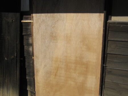 物置の引戸がダメになったので蝶番扉に変更 12 合板を角材で補強した状態でもはまりました。