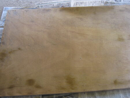 物置の引戸がダメになったので蝶番扉に変更 13 合板にニスを塗ります。