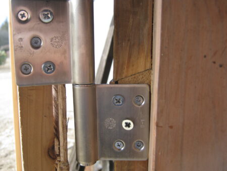 物置の引戸がダメになったので蝶番扉に変更 15 旗蝶番が大きいので木ねじも大きいものを選びました。