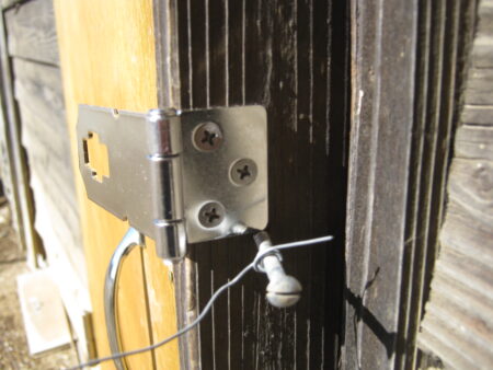 蝶番扉と柱の高さを合わせストロング掛金を付ける 5 IMG 2603