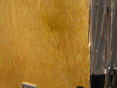 蝶番扉と柱の高さを合わせストロング掛金を付ける 6 IMG 2611