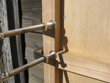 蝶番扉と柱の高さを合わせストロング掛金を付ける 8 IMG 2617