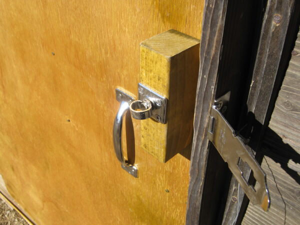 蝶番扉と柱の高さを合わせストロング掛金を付ける 10 IMG 2623
