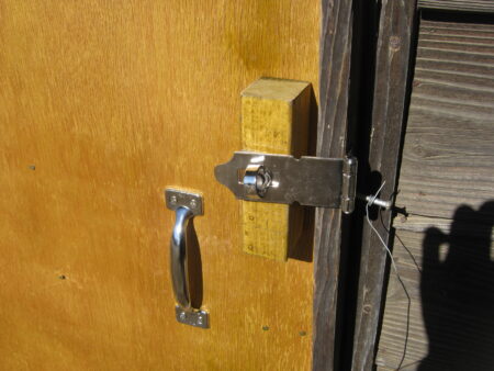 蝶番扉と柱の高さを合わせストロング掛金を付ける 11 蝶番扉と柱の高さを合わせストロング掛金を付けることができました。