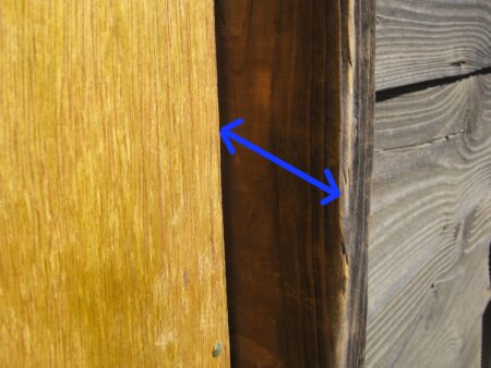 蝶番扉と柱の高さを合わせストロング掛金を付ける 3 蝶番扉と柱の高さが結構違うのでこのままでは、ストロング掛金がつけられません。